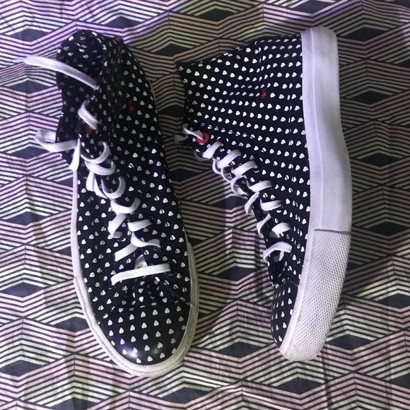 converse polka dot heart